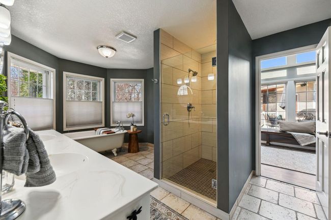 Primary Bathroom | Image 18