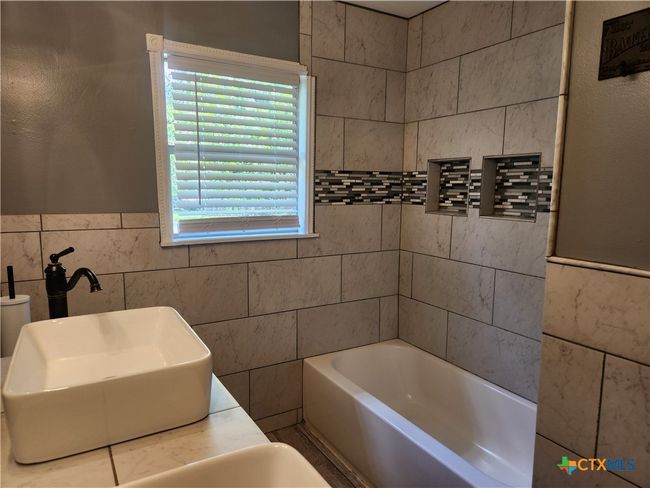 325 Montgomery St, House other with 3 bedrooms, 1 bathrooms and null parking in Yoakum TX | Image 14