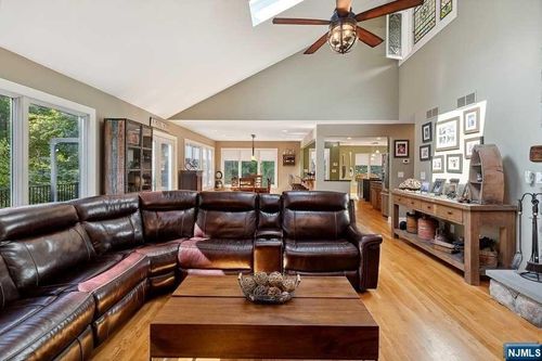 8 Craven Rd, Mountain Lakes, NJ, 07046-1424 | Card Image