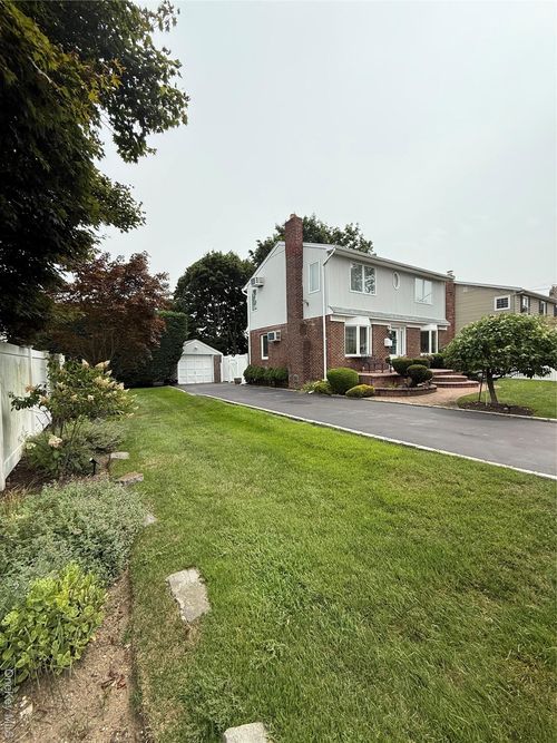 725 Clemons St, Bellmore, NY, 11710-3236 | Card Image