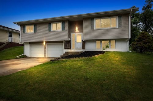 1870 26th St, Marion, IA, 52302-1951 | Card Image