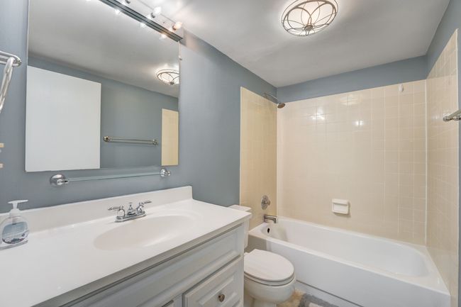 APT-214 - 5550 Astor Ln, Condo with 2 bedrooms, 1 bathrooms and 2 parking in Rolling Meadows IL | Image 9
