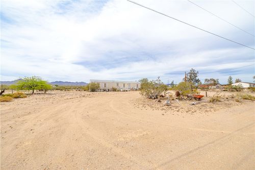 533 S Davis Rd, Golden Valley, AZ, 86413-8455 | Card Image