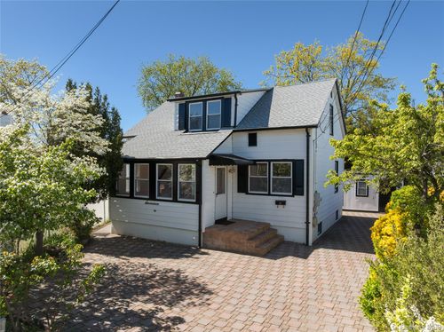 17 June Avenue, Oyster Bay, NY, 11709 | Card Image