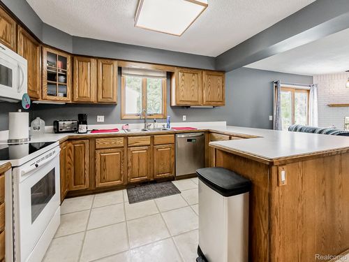 2658 Freeman Dr, Lake Orion, MI, 48360-2305 | Card Image