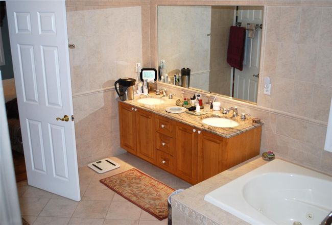 Ensuite bathroom with double vanity | Image 27