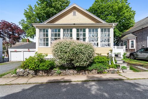 4 Findlay Pl, Newport, RI, 02840-2208 | Card Image