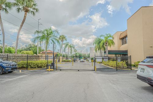 339-5820 N Church Ave, TAMPA, FL, 33614-5693 | Card Image