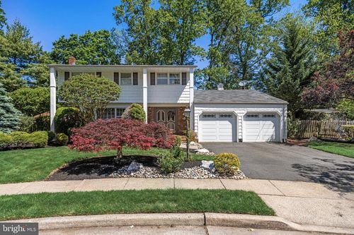 54 Eileen Way, Edison, NJ, 08837-2319 | Card Image