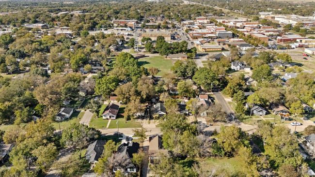 305 W Waco St, Home with 5 bedrooms, 3 bathrooms and 6 parking in Ennis TX | Image 27
