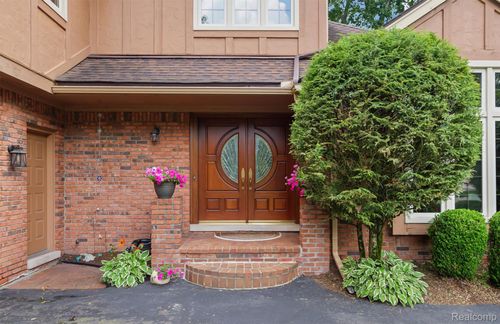 30460 Fox Club Ct, Farmington Hills, MI, 48331-1943 | Card Image