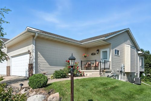 7032 Waterview Dr Sw, Cedar Rapids, IA, 52404-7703 | Card Image