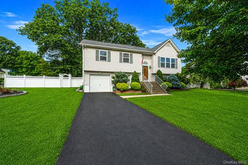 20 Nicole Ln, Coram, NY, 11727-4508 | Card Image