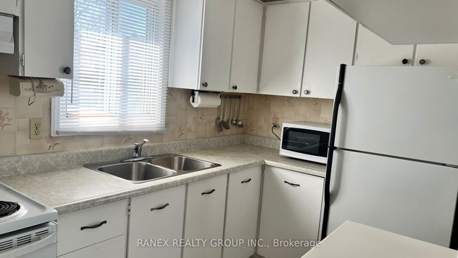 13 Grasspoint Sq, House other with 3 bedrooms, 2 bathrooms and 3 parking in Brampton ON | Image 17
