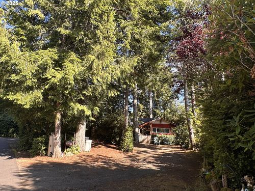151 Outer Dr, Florence, OR, 97439-8766 | Card Image