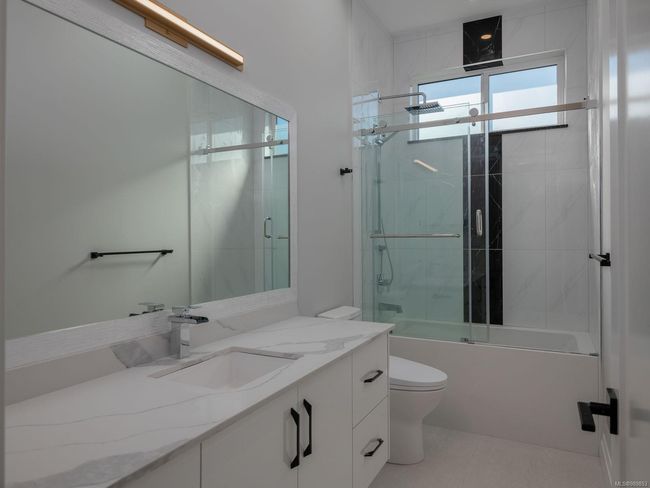 Main Bathroom | Image 38