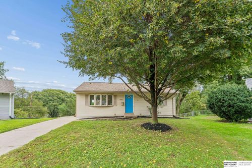 4052 Valley Cir, Omaha, NE, 68105-3800 | Card Image