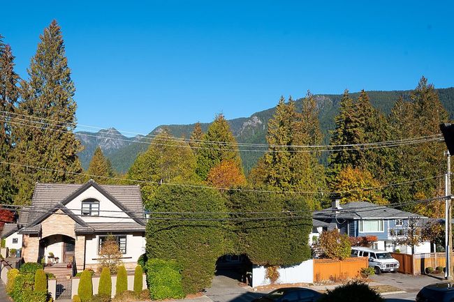 1131 Montroyal Boulevard, Townhouse with 3 bedrooms, 2 bathrooms and 2 parking in North Vancouver BC | Image 10