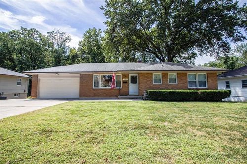17501 E Cheyenne Dr, Independence, MO, 64056-1901 | Card Image