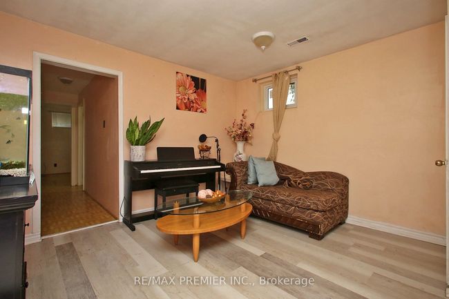 36 Newlin Cres, House attached with 5 bedrooms, 3 bathrooms and 4 parking in North York ON | Image 18