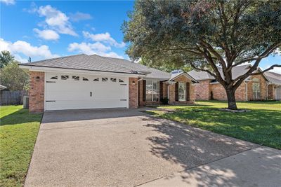 10608 Sierra West Drive, House other with 3 bedrooms, 2 bathrooms and 1 parking in Woodway TX | Image 2