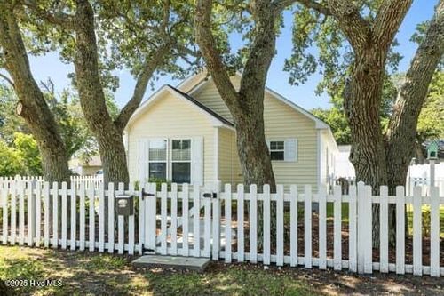 2011 Fisher St, Morehead City, NC, 28557-3618 | Card Image
