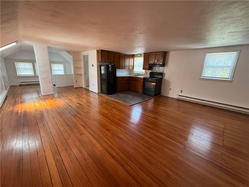 60 Farewell St, Newport, RI, 02840-5207 | Card Image