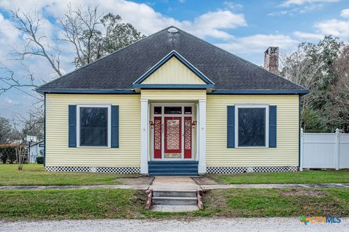 407 Robinson St, Edna, TX, 77957-3447 | Card Image