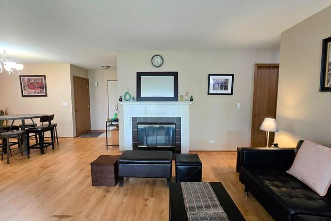 1338 - 1338 Stratford Dr, Condo with 3 bedrooms, 2 bathrooms and 2 parking in Gurnee IL | Image 5