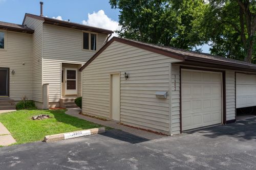 3602 Cedarwood Ct, Bettendorf, IA, 52722-2852 | Card Image