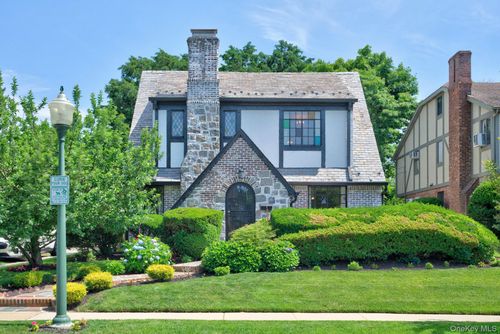 17 Hollywood Ct, Rockville Centre, NY, 11570-2015 | Card Image
