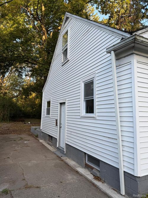 19309 Lenore, Detroit, MI, 48219-4670 | Card Image