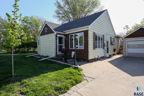 122 N Olive Ave, Madison, SD, 57042-2631 | Card Image