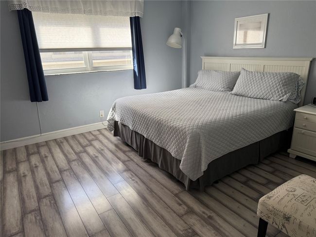King sized bed | Image 19
