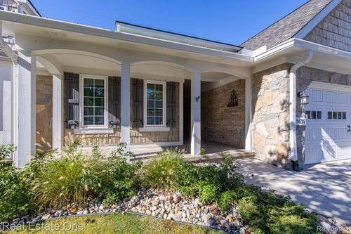 15659 Hunter Grv, Livonia, MI, 48154-1728 | Card Image