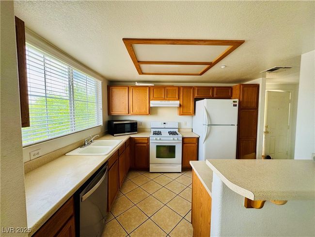 UNIT-1325 - 833 Aspen Peak Loop, Condo with 2 bedrooms, 2 bathrooms and null parking in Henderson NV | Image 8