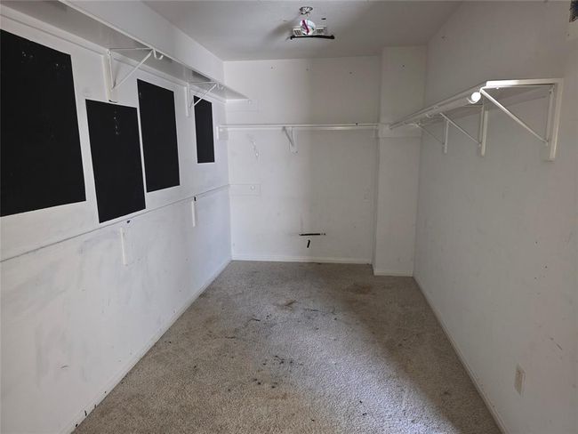 Walk-in closet | Image 12
