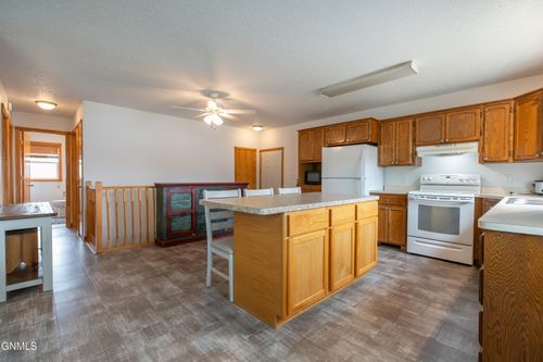 856 Cherry Ave, Dickinson, ND, 58601-4555 | Card Image