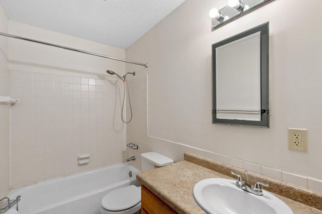 Full Guest Bath | Image 14