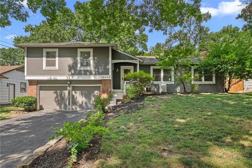 10810 Oak St, Kansas City, MO, 64114-5085 | Card Image