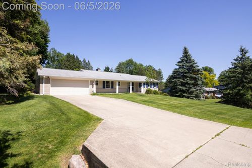 724 Sandstone Dr, Rochester Hills, MI, 48309-1644 | Card Image