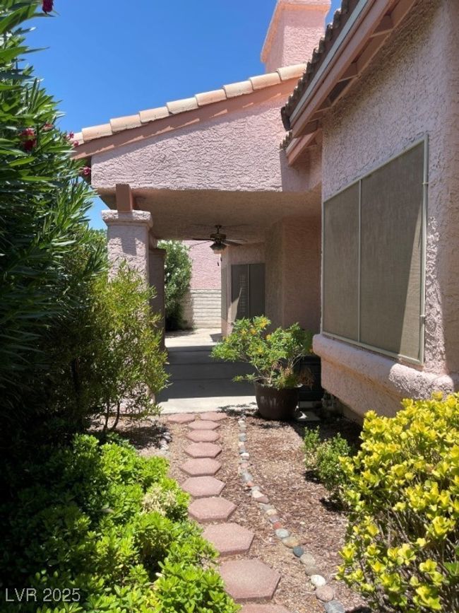 View of yard featuring ceiling fan | Image 32