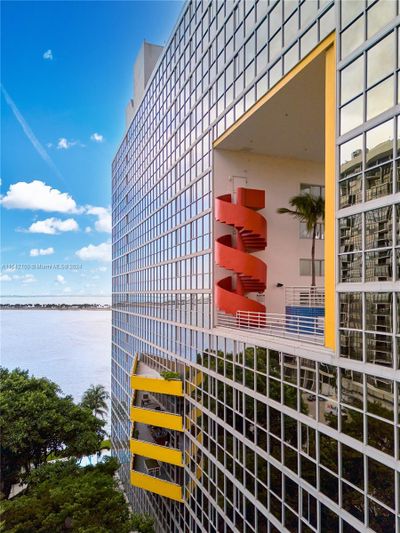 701 - 2025 Brickell Ave, Condo with 3 bedrooms, 4 bathrooms and null parking in Miami FL | Image 3