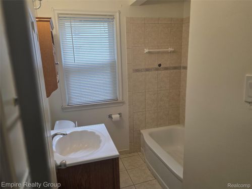 29061 Barton St, Garden City, MI, 48135-2707 | Card Image