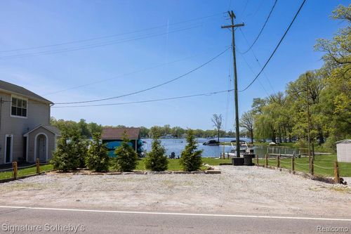 1716 S Hughes Rd, Brighton, MI, 48114-9333 | Card Image