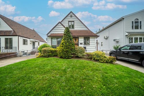 8140 268th St, Glen Oaks, NY, 11004-1546 | Card Image