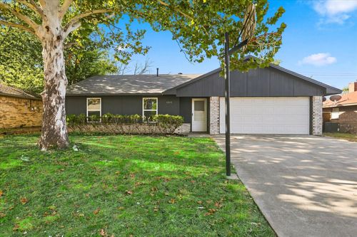 104 Stephen Dr, Sanger, TX, 76266-9421 | Card Image