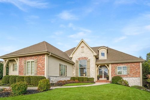 W207N5558 Carters Crossing Circle, Menomonee Falls, WI, 53051 | Card Image