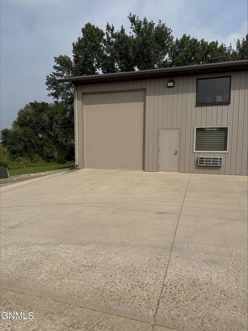 3220 Rock Island Pl, Bismarck, ND, 58504-7703 | Card Image