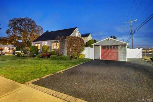 186 Robin Pl, Levittown, NY, 11756-5028 | Card Image